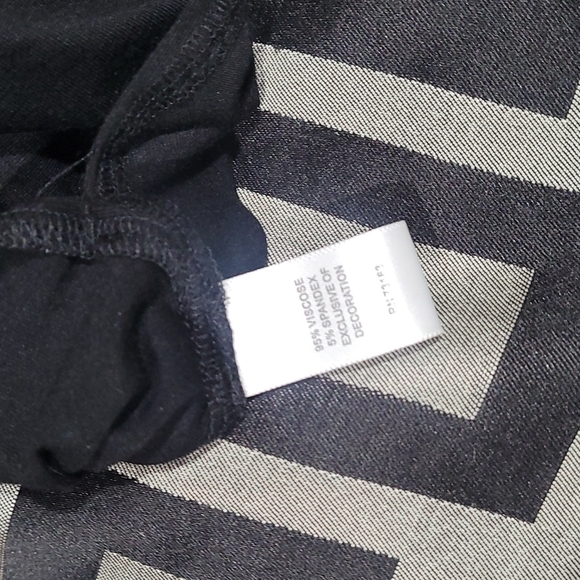 SPENSE black top with chains as shoulder straps. Small gap in front fits loosely - Picture 5 of 6